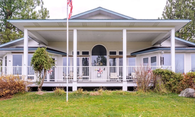 Cascade House | Lakeshore Retreat - Hot tub/Fireplace/Great Views