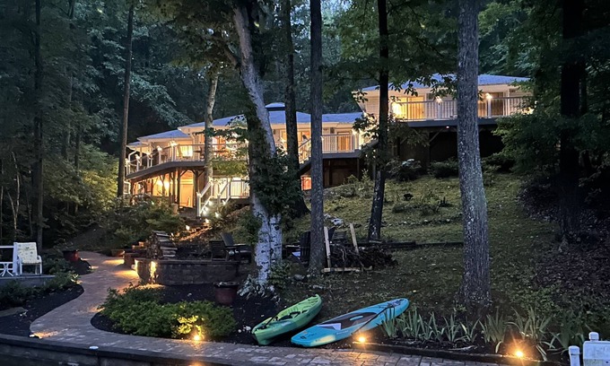 Livingston House | Lakeside, Dock, boat house Outdoor Seating, Fire Pit, WiFi, kayaks, paddleboard