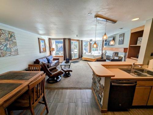 Lakeside Village House | Lakeside 1485 by SummitCove Lodging