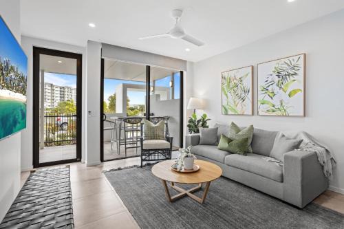Birtinya House | Lakeside 2-Bed with Private Patio & Secure Parking