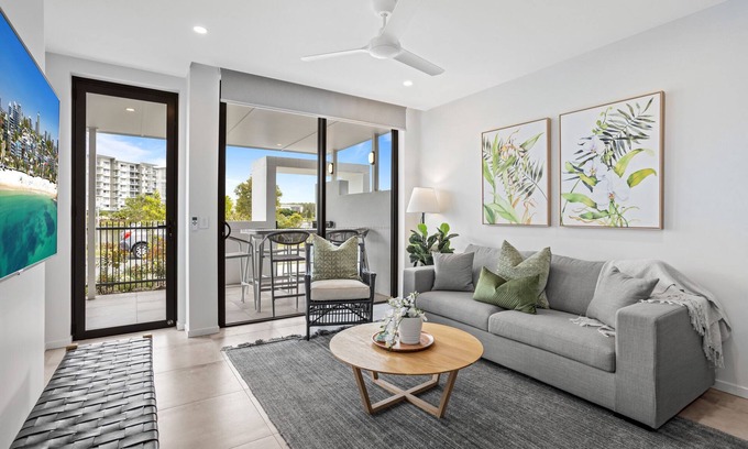 Birtinya House | Lakeside 2-Bed with Private Patio & Secure Parking