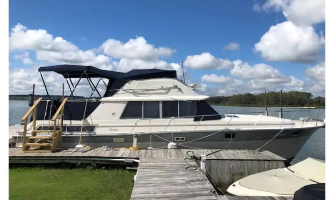 Cayuga Boat Rental | Lakeside 2 bedroom Boatel at Lockview Marina
