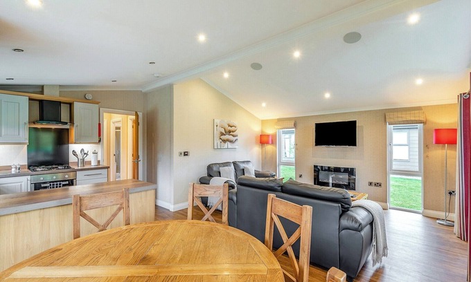Woodhall Spa Ski Chalet | Lakeside 2 Pet Friendly