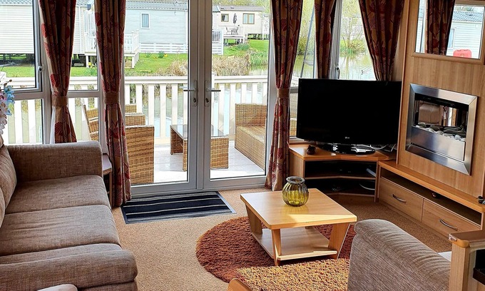 Ampney Crucis House | Lakeside 3 bedroom, 8 berth static caravan is set in the heart of the Cotswolds,