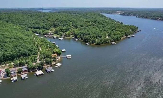 Barnett Cottage | Lakeside 3 bedroom cottage with private dock