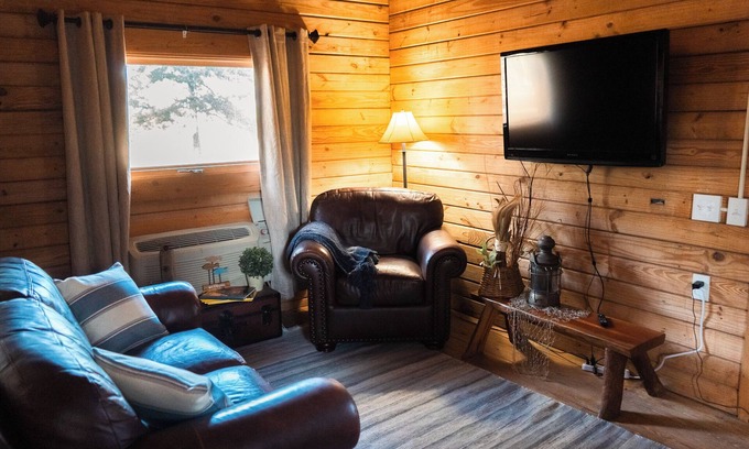 Hattieville Cabin | lakeside 3: Charming 2-bedroom cabin with AC and WiFi in peaceful Solgohachia