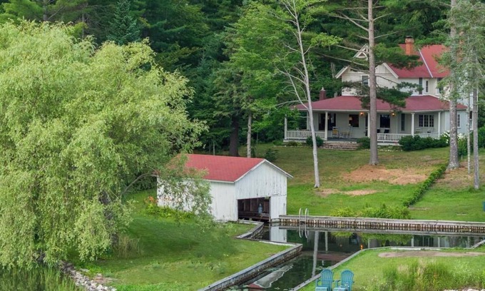 Ponshewaing Cottage | Lakeside 6-bedroom Cottage with Harbor