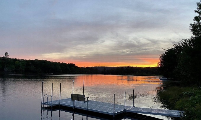 Liberty House | Lakeside and hot tub fun with unforgettable sunsets await all year round!