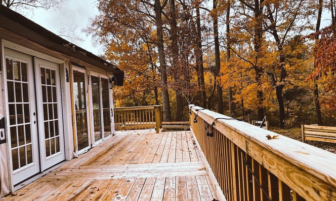 Burlington Cottage | Lakeside Artist Retreat minutes from Elon U, Gboro & RDU! Pvt beach, deck & more