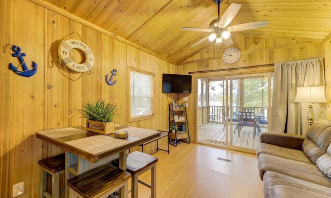 Leesville House | Lakeside at the Cabin | Waterfront | Sleeps 4