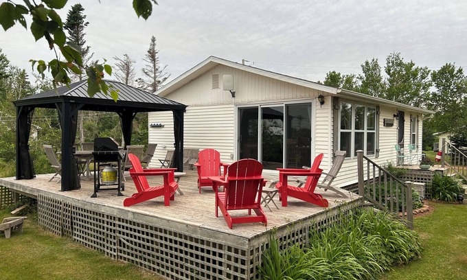 Morell Cottage | Lakeside Beach Cottage "Salty Shores" Lic #2031037