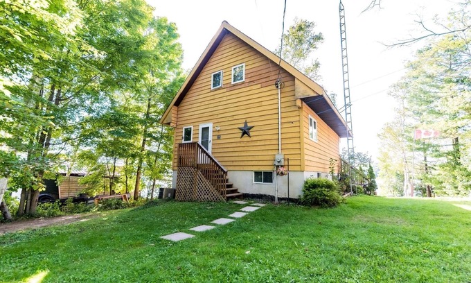 Havelock-Belmont-Methuen Cottage | Lakeside Beach Haven - 4 Season Property - Sandy beach Cordova Lake, Havelock ON