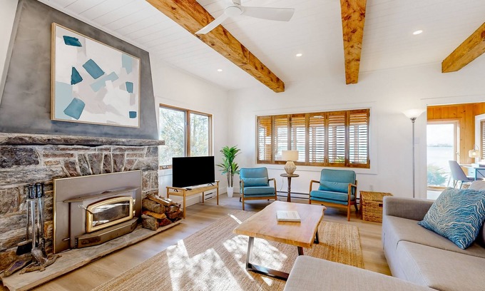 Innisfil Cottage | Lakeside Bliss: Charming Retreat with Spectacular Views & Waterfront Location