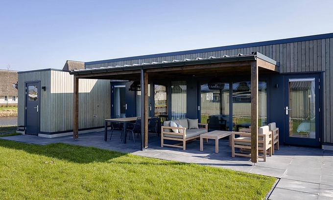 Delfstrahuizen House | Lakeside Bliss in Friesland