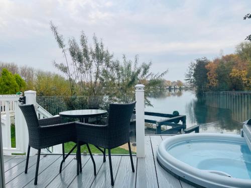 Tattershall Resort | Lakeside Bliss with Fishing Peg and Hot Tub