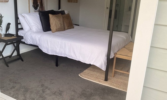 Coomba Park House | Lakeside Boathouse - Stylish 2 bedroom 2 bathroom Lakeside Cottage sleeps 6