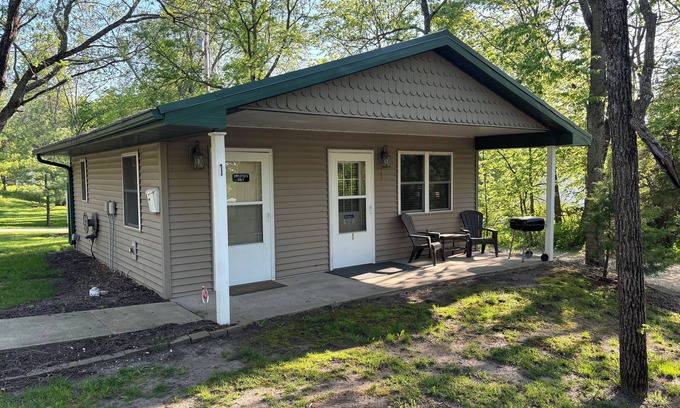 Manchester Resort | Lakeside Cabin 1: Perfect Retreat at Enriched Cabins & Resort on Lake Delhi