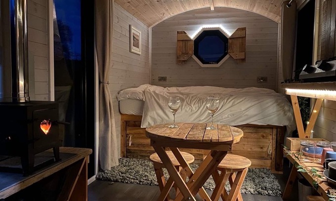 Horns Cross Cabin | Lakeside Cabin, Hot Tub and Fishery