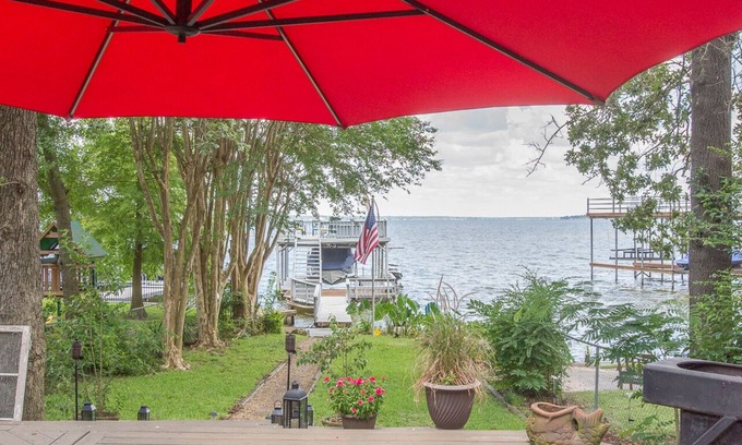 Leisure Land House | Lakeside Cabin Retreat – Stunning Sunsets, Hot Tub, Sauna & More!