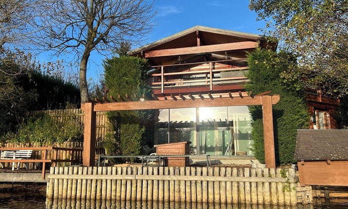 Vinneuf House | Lakeside chalet, a haven of peace and nature less than 100km from Paris