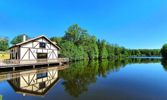 Saint-Estephe Ski Chalet | Lakeside chalet with terrace on the water & exceptional view