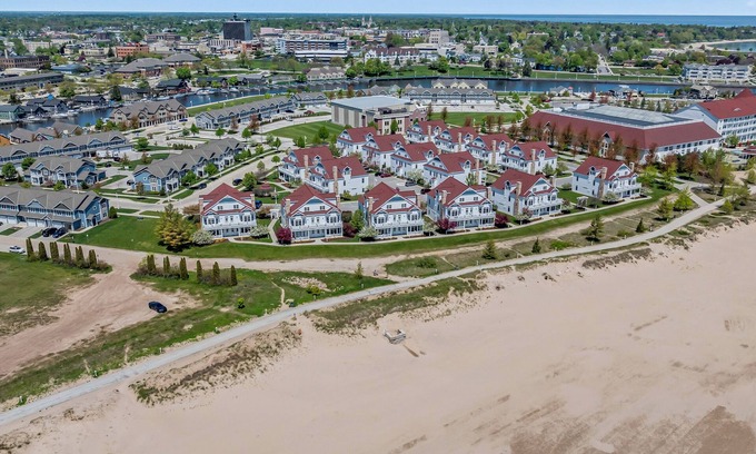 Sheboygan Condo | Lakeside Condo - 2BR, Lake Michigan Views & Massage Chair