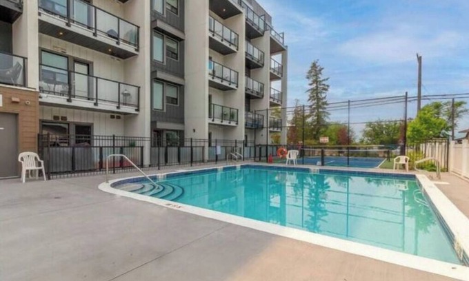 Vernon Apartment | Lakeside Condo - King Bed + Poolnn