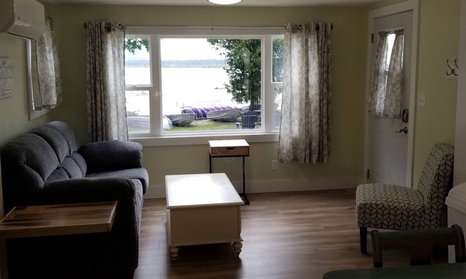 Frankfort Cottage | Lakeside Cottage #4, Waterfront , AC, Newly Remodeled, 8 Kayaks, 4 SUP, Rowboats