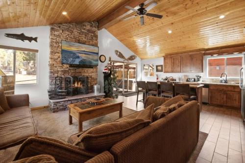 Big Bear Lake Apartment | Lakeside Cottage, Charming 3-BDRM Retreat W Hottub
