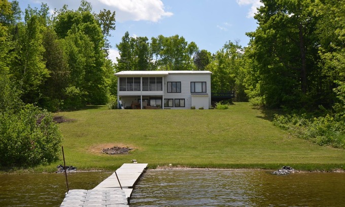 La Peche Cottage | Lakeside cottage rentalnCITQ registration #300046