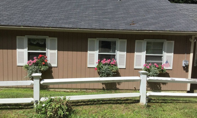 Enfield House | Lakeside Cottage Retreat