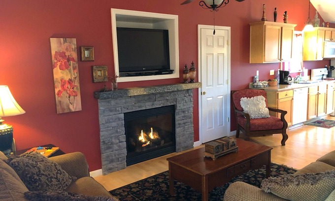 Taylorsville Cottage | Lakeside Cottage - upgraded hot tub! - near KY Bourbon Trail