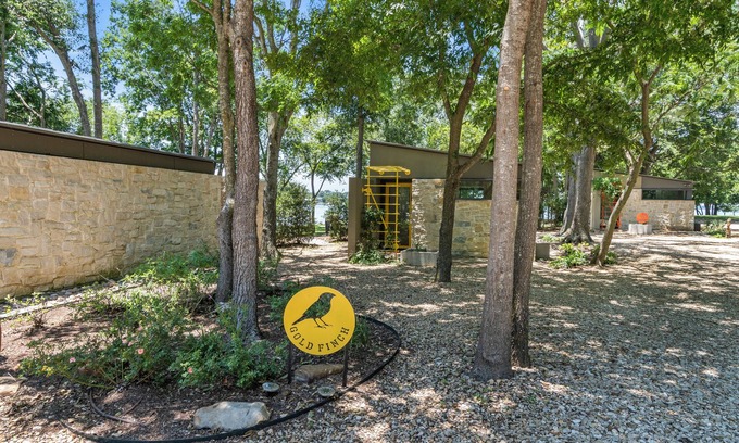 Malakoff Cottage | Lakeside Cottage w/modern amenities, stunning lake views, pickleball court