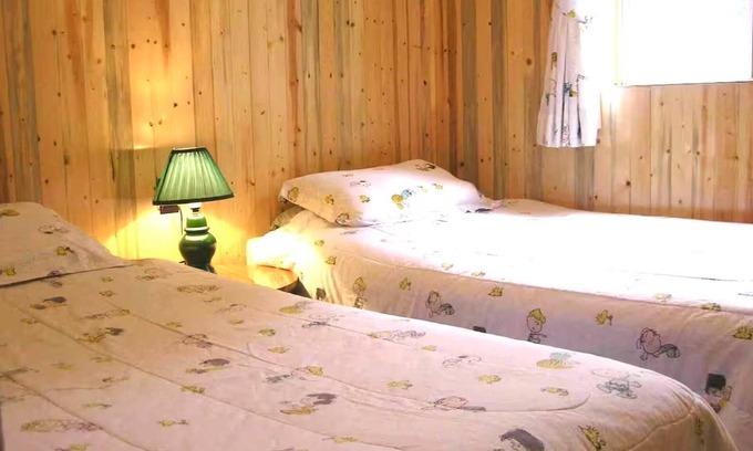 Lakefield Ski Chalet | Lakeside Cottage with Boat BBQ Firepit Swimming Pet Friendly for 6 Family Escape
