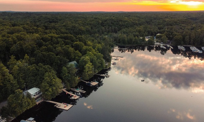 Catchacoma Cottage | Lakeside Couple's Retreat w/Hot Tub in the Kawarthas