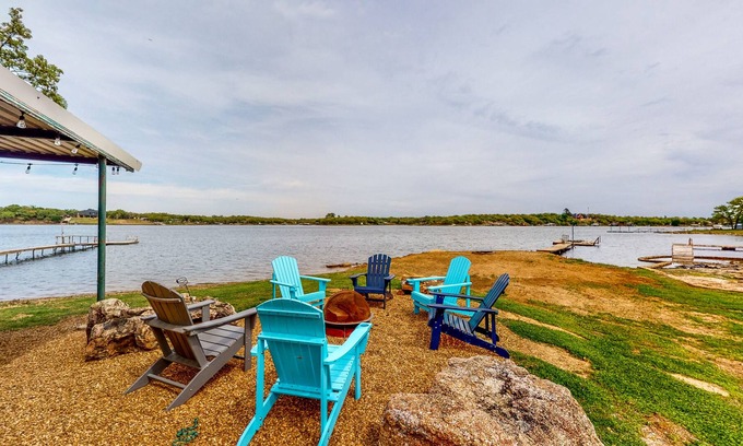 Bowie House | Lakeside dog-friendly retreat with covered patio