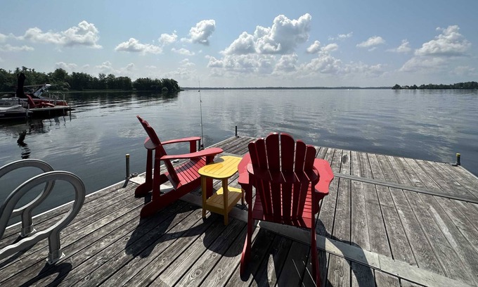 Drummond-North Elmsley House | Lakeside Escape: Cozy Cottage under the stars
