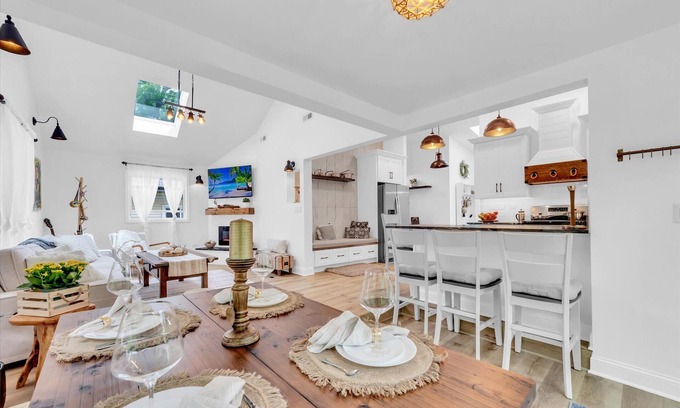 Como House | Lakeside Gem - Luxe 3BR Geneva Retreat w/partial Lake Views