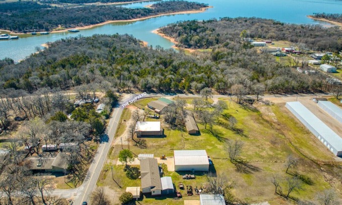 Kingston Apartment | Lakeside Getaway @ Buncombe Creek