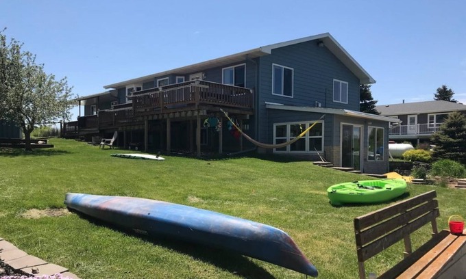 Hartford House | Lakeside Getaway Just West of Sioux Falls