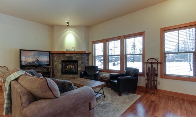 Dover Bay Apartment | Lakeside Haven