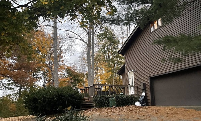 Tompkinsville House | Lakeside Hideaway - Beautiful country setting just minutes from town