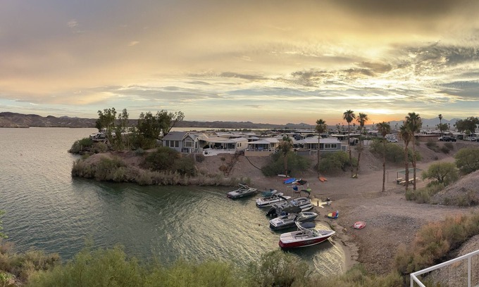Lake Havasu City House | Lakeside Home with Lake Views just steps from beach
