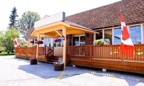 Cloyne Hotel | Lakeside Inn