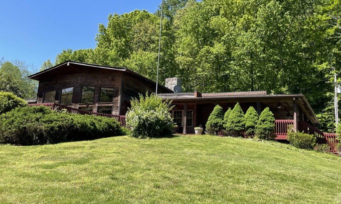 Franklin House | Lakeside Lodge in Nature Retreat