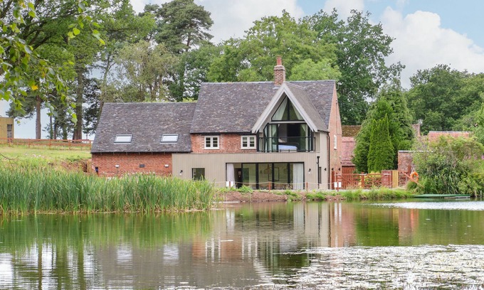 Pattingham Cottage | LAKESIDE LODGE, pet friendly, with hot tub in Pattingham