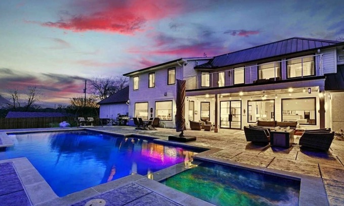Azle House | Lakeside Luxury: Epic Views, Chef’s Kitchen