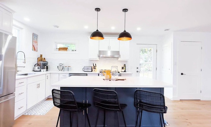 Bluewater Cottage | Lakeside Luxury: *King Bed, Gas Fireplace*