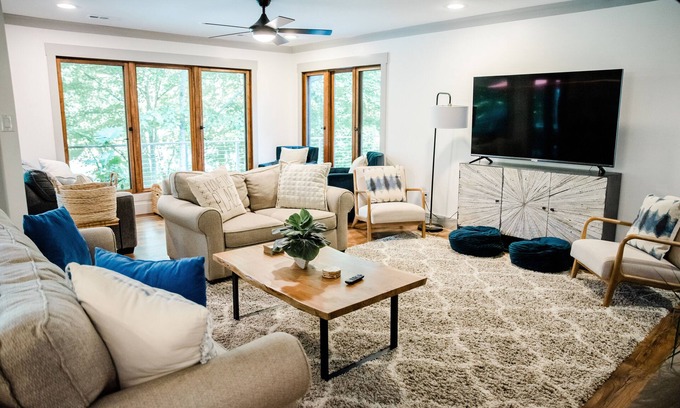 Caryville House | Lakeside Luxury: Spacious 6-Bdrm Lodge with Dock