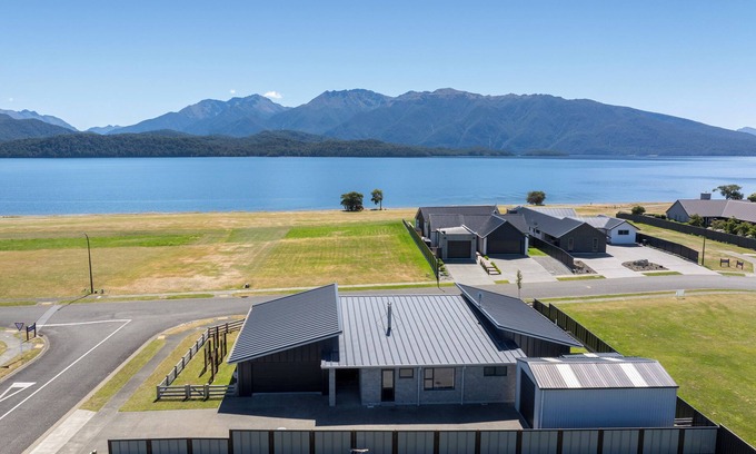Te Anau House | Lakeside Luxury – Spacious 4BR Retreat Across from the Lake with Stunning Views